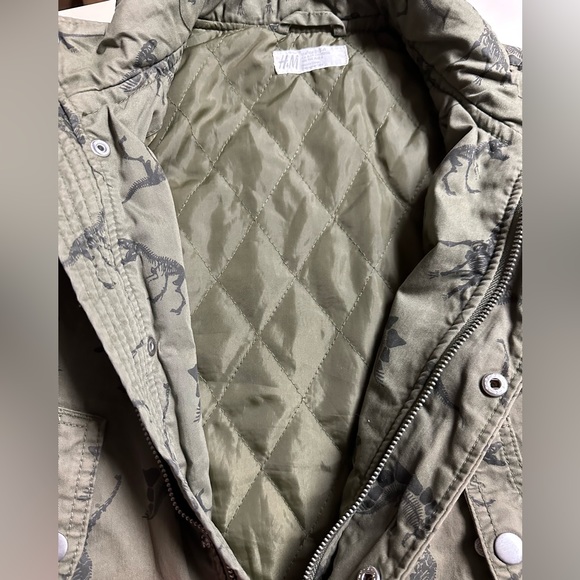 H&M army green zip up dinosaur print jacket. Size 3-4 years - Picture 3 of 6